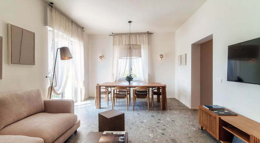 Photo of Como Hillside