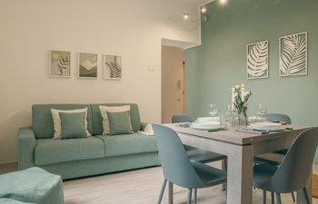 Lake & Olive Holiday Home