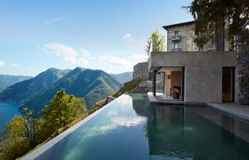 Serene Lake View Holiday Home