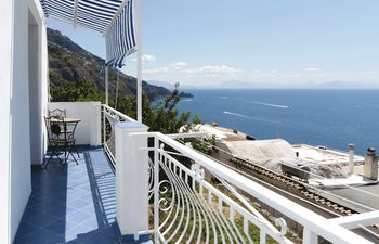 Charming Shore Holiday Home