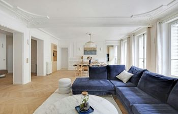 Left Bank Elegance Holiday Home