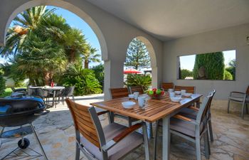 Sunshine & Salty Waters Holiday Home