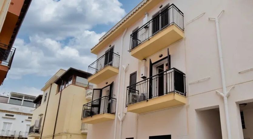 Photo of Balestrate Base