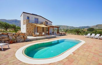 Calm Azure Holiday Home