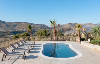 The Coast & Emerald Holiday Home