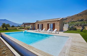 Oceanside Joy Holiday Home