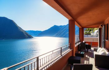 Lake Shore View Holiday Home