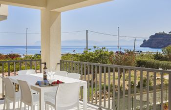 Bay Side Abode Holiday Home