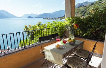 Lakeside Reverie Holiday Home