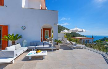 Sorrento Hillside Retreat Holiday Home