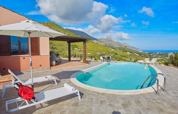 Serene Vistas Below Holiday Home