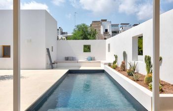 Glistening Waves Holiday Home