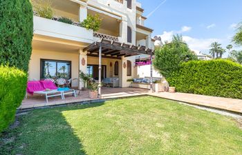 Fuchsia Feliz Holiday Home