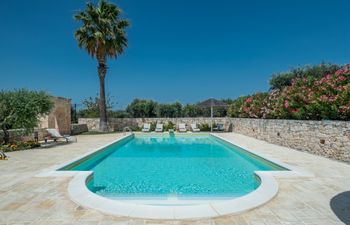 Grotto Marvel Holiday Home