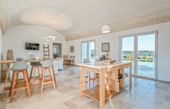 Whispering Lilies Holiday Home