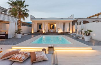 Scenic Coast Holiday Home