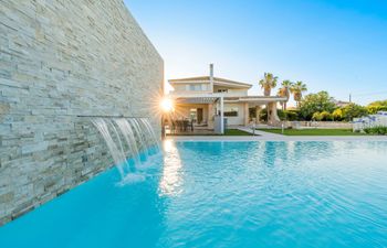 Turquoise Sea Holiday Home