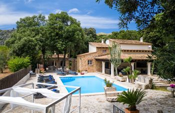 Cocktails & Calm Holiday Home
