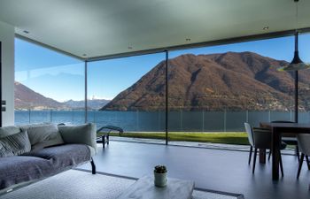 Serene Lake Vista Holiday Home