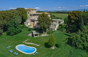Cypress Trees & Wineries Holiday Home