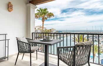Front Row Marina Holiday Home