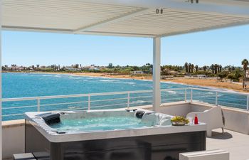 Avola's Cliff Holiday Home