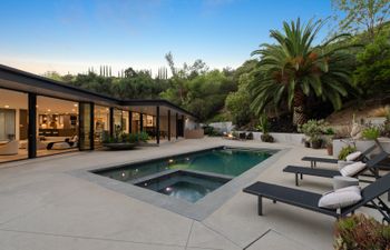 Beverly Modern Holiday Home