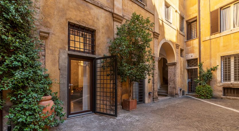 Photo of Renaissance-style Courtyard
