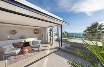 Stylish Beachfront Abode Holiday Home