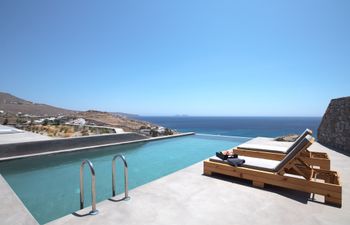 Azure Moon Holiday Home