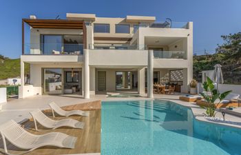 Vibrant Cove Holiday Home