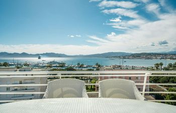Bay of Cannes Vistas Holiday Home