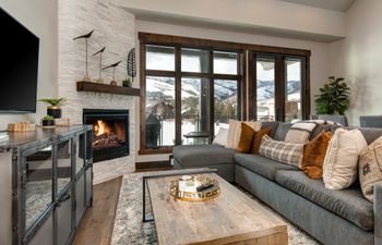 Crimson Mountain Holiday Home