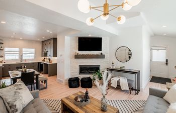 Gentle Mountain Light Holiday Home