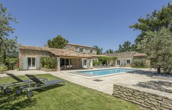Chic Courtyard Holiday Home