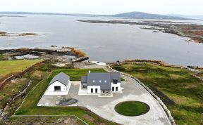 Photo of St Thomas Bay Luxury by the Water at Carraroe