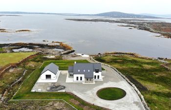 St Thomas Bay Luxury by the Water at Carraroe Holiday Home