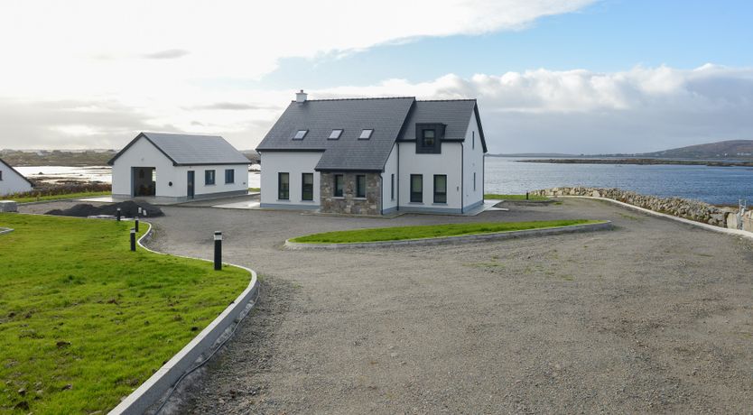 Photo of St Thomas Bay Luxury by the Water at Carraroe