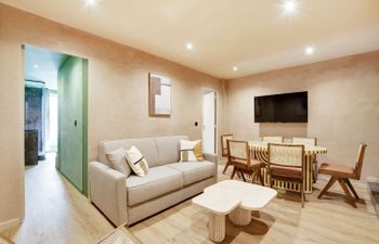 A Walk of Elegance Holiday Home