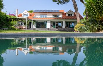 Scenic Garden Sanctuary Holiday Home