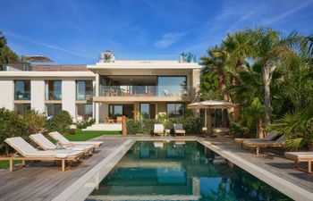 Warm Coastal Charm Holiday Home