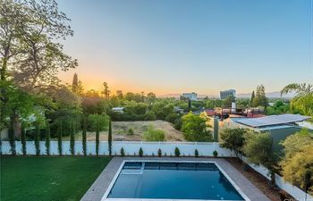 Hollywood Hills Kissing Book Holiday Home