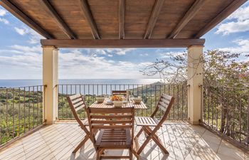 Glimpse of Azure Holiday Home