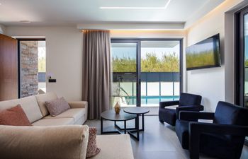 Cretan Coastal Crown Holiday Home