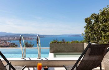 Sweet Azure Holiday Home