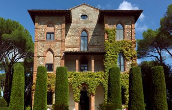 Neo-Gothic Grove Holiday Home