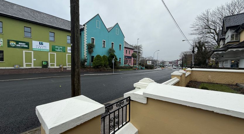 Photo of No 4 Fair Hill House- Great Location - FREE Parking/Wifi