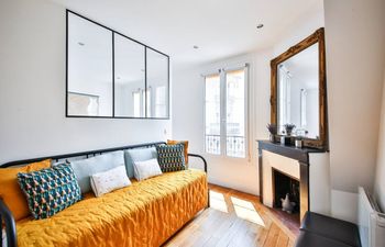 Sorbonne Echoes Holiday Home