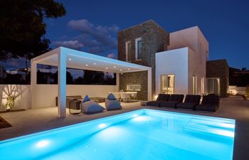 White Oasis Holiday Home