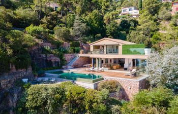 Coastal Azure Holiday Home